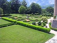 Le Château de Virieu, jardins à la Française.