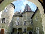 Le Château de Virieu, cour d'honneur.
