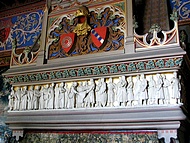 la chemine au bas relief sculpt