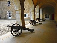 Château de Virieu, les arcades aux canons