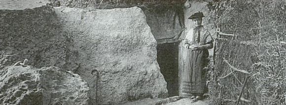 Marie Baton devant sa grotte