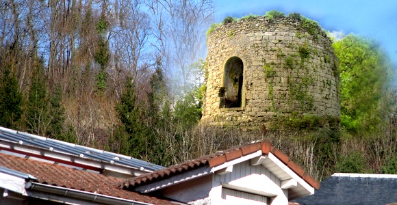 la Tour Barral au dessus des toits