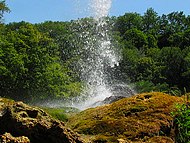 grande cascade du Jardin des Fontaines pétrifiantes