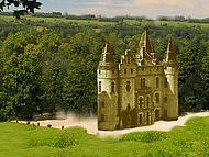 Du château il ne reste que les ruines de trois tours.