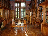La bibliothèque est un trésor riche de plus de 45.000 ouvrages précieux