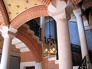 L'escalier du château est un hommage aux matériaux